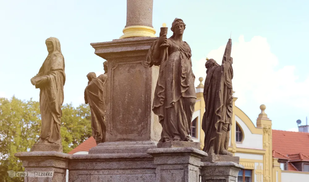 Podstavec mariánského sloupu se čtyřmi sochami světců Podstavec mariánského sloupu se čtyřmi sochami světců - StarejPlzenec.cz