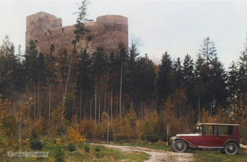 Hrad Radyně s historickým automobilem - StarejPlzenec.cz