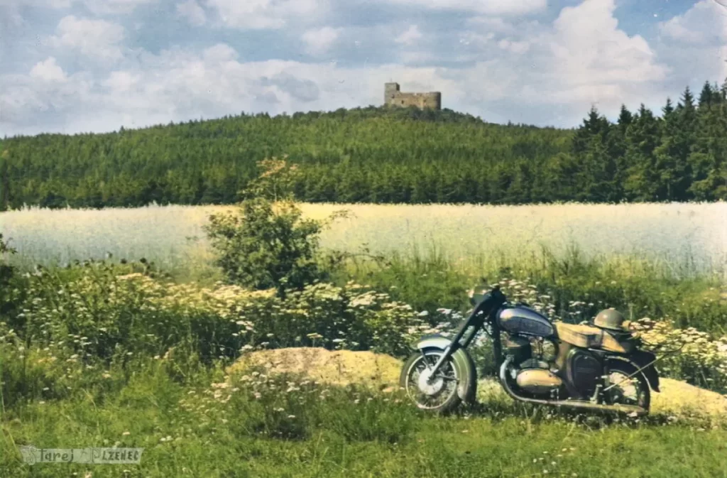 starej_plzenec_vylety_radyne_motorka Pohled na Radyni s motocyklem - StarejPlzenec.cz
