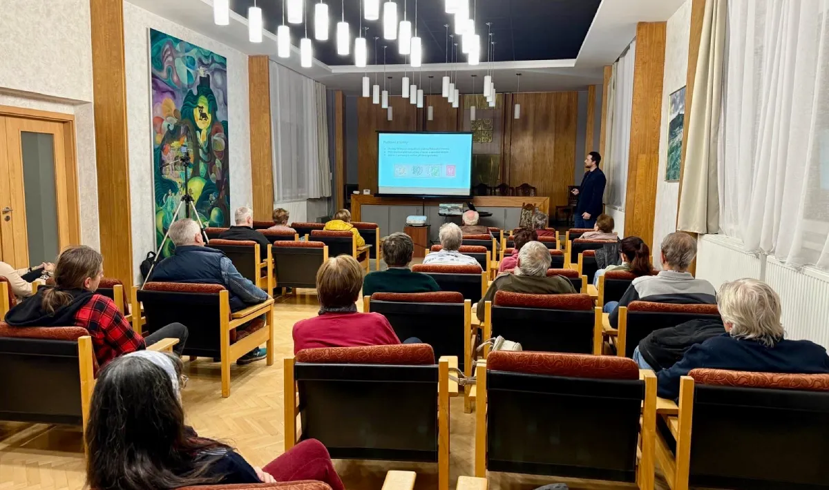 Přednáška Akademie Staré Plzně na téma sběratelství a datace pohlednic v sálu městské radnice Přednáška Akademie Staré Plzně na téma sběratelství a datace pohlednic v sálu městské radnice