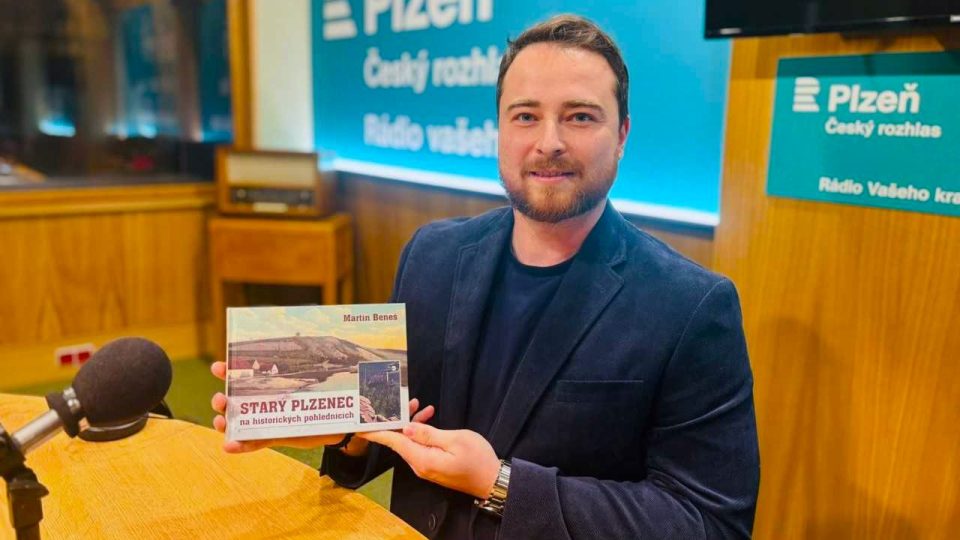 Martin Beneš s knihou o staroplzeneckých pohlednicích v Českém rozhlase Plzeň Martin Beneš s knihou o staroplzeneckých pohlednicích v Českém rozhlase Plzeň