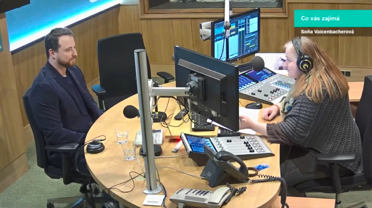 Autor knihy o staroplzeneckých pohlednicích Martin Beneš ve studiu Českého rozhlasu Plzeň Autor knihy o staroplzeneckých pohlednicích Martin Beneš ve studiu Českého rozhlasu Plzeň