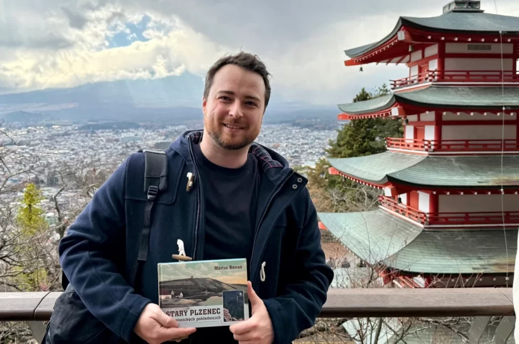 Martin Beneš ze Starého Plzence s výhledem na horu Fuji v Japonsku