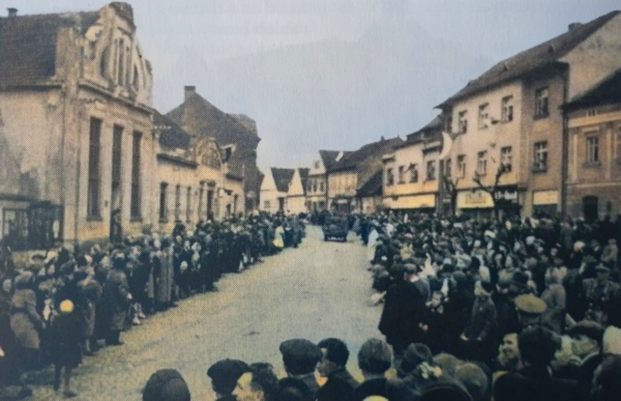 Osvobození Starého Plzence na náměstí u sokolovny