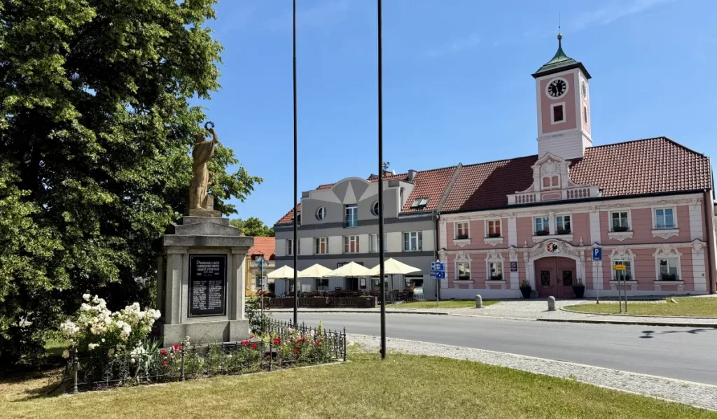 Pomník padlých na náměstí ve Starém Plzenci