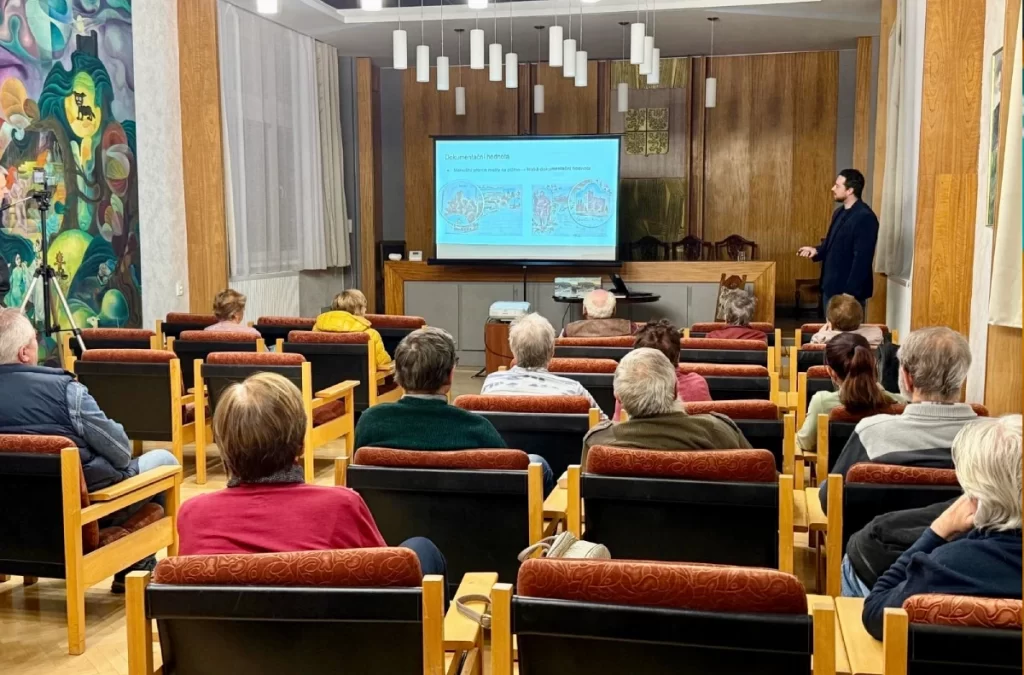 Přednáška Akademie Staré Plzně na téma sběratelství a datace pohlednic od Martina Beneše ve Starém Plzenci